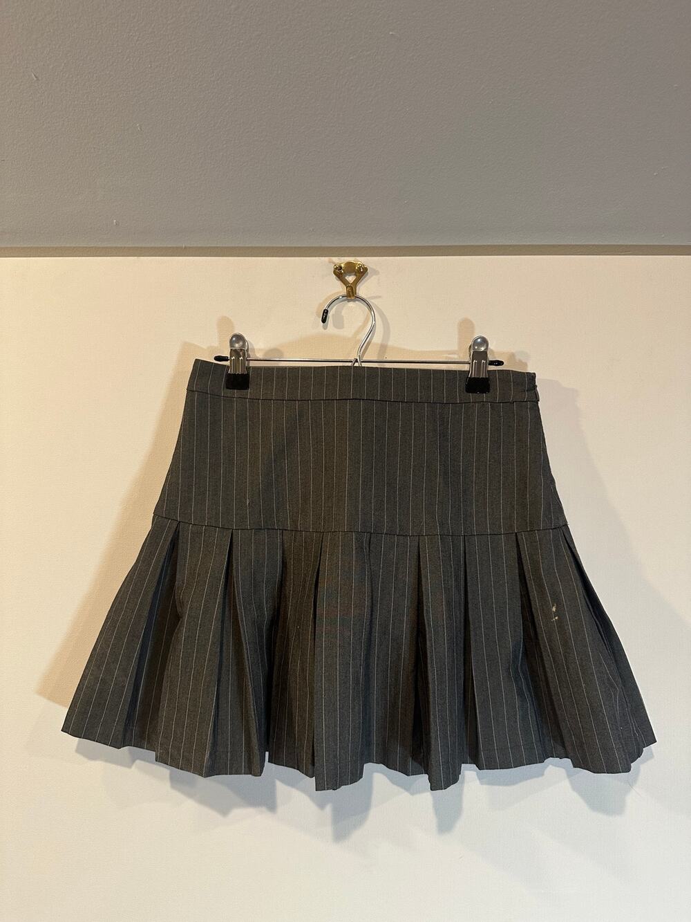 Elodie Grey Pinstripe Pleated Drop Waist Mini Skirt Womens Small Preppy Y2K
